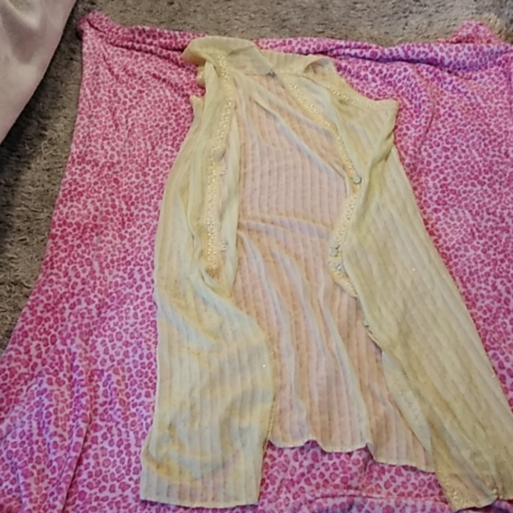 Shear robe and yellow shirt
